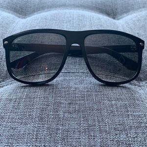 BLACK RAYBAN FLAT TOP SUNNIES.